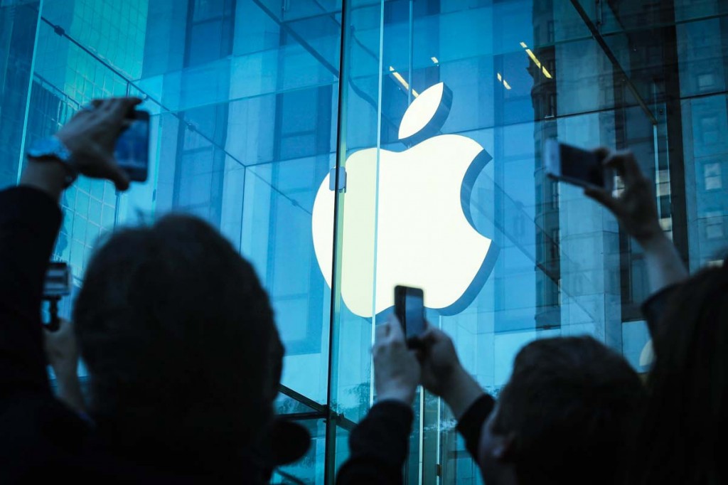 Hotly Anticipated iPhone 5 Goes In Sale In Stores