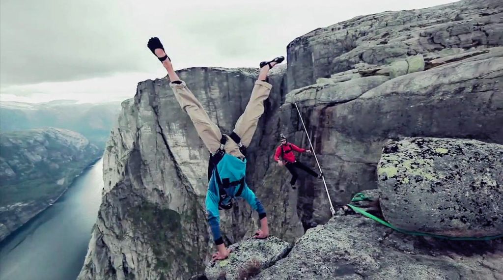 Slacklined Between 2 Mountain Tops Without A Harness_1