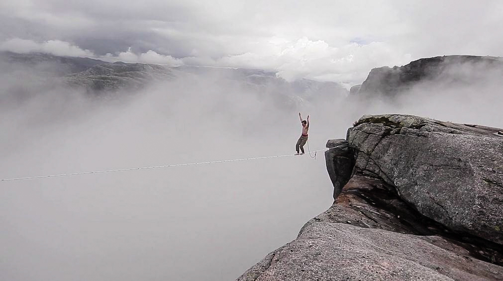 Slacklined Between 2 Mountain Tops Without A Harness_2