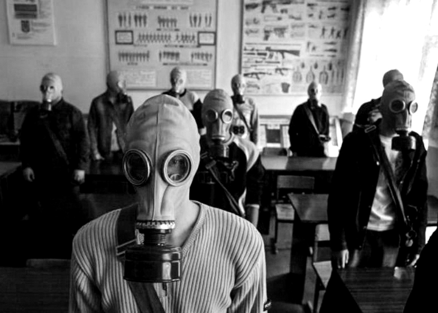 8_gas mask town japan