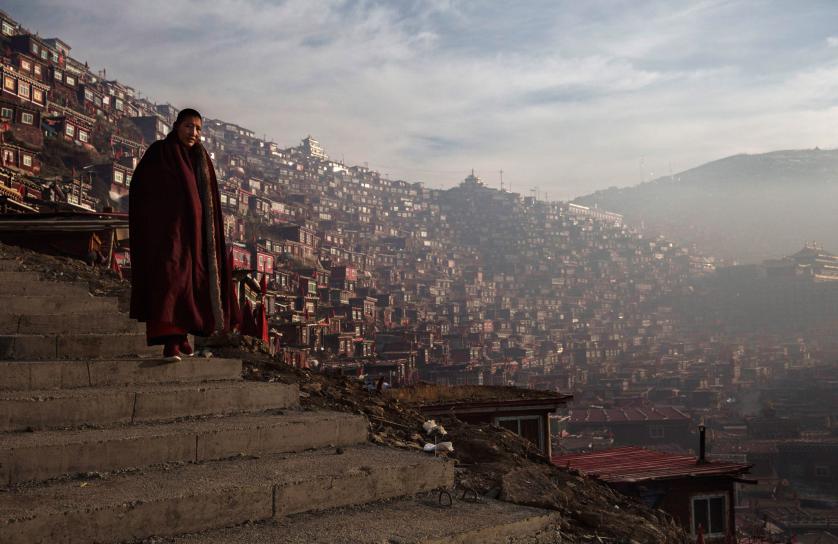10_Tibetan-Buddhists-Treeless-valley