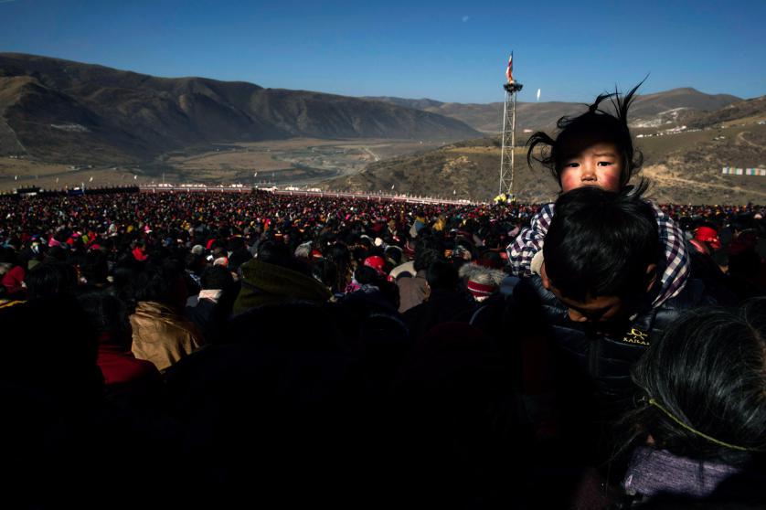 11_Tibetan-Buddhists-Treeless-valley