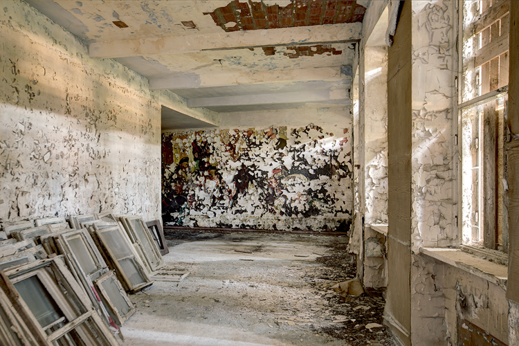 11_photos of abandoned buildings