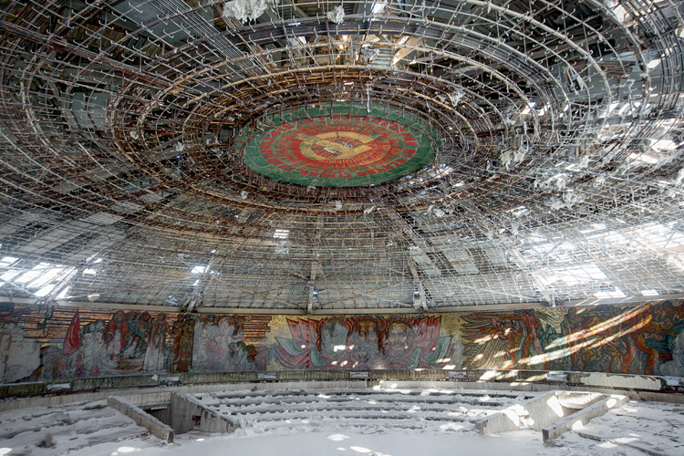 14_photos of abandoned buildings