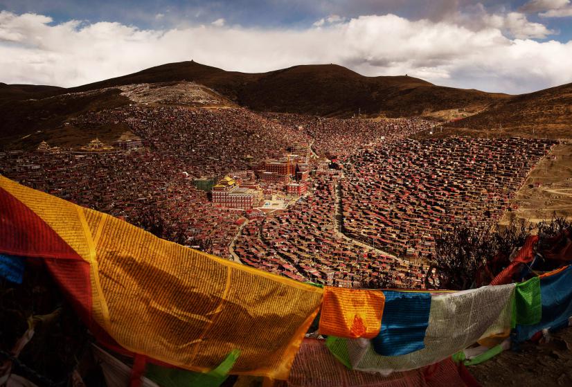 2_Tibetan-Buddhists-Treeless-valley