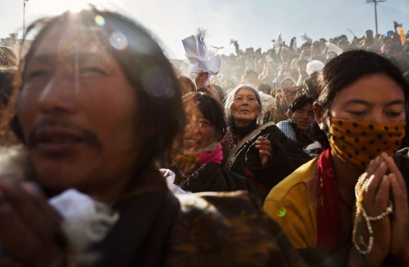 4_Tibetan-Buddhists-Treeless-valley
