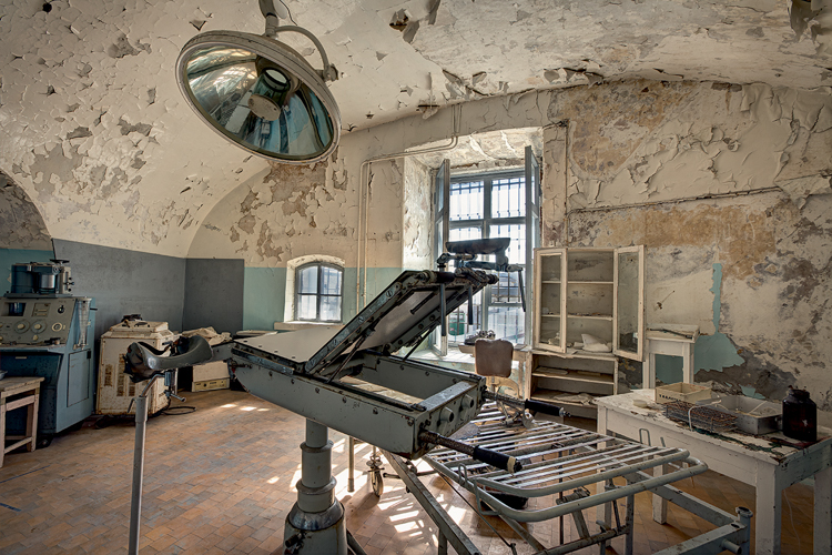 4_photos of abandoned buildings