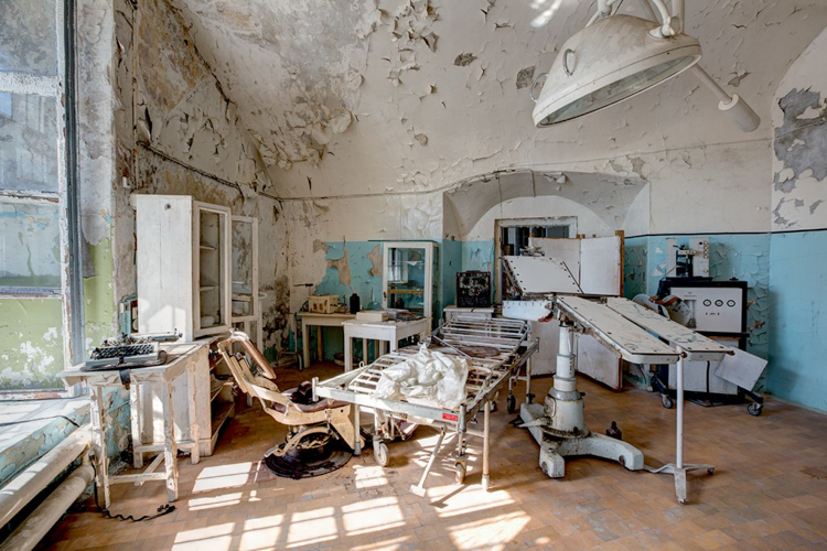 5_photos of abandoned buildings