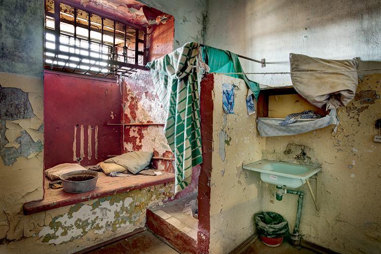 6_photos of abandoned buildings