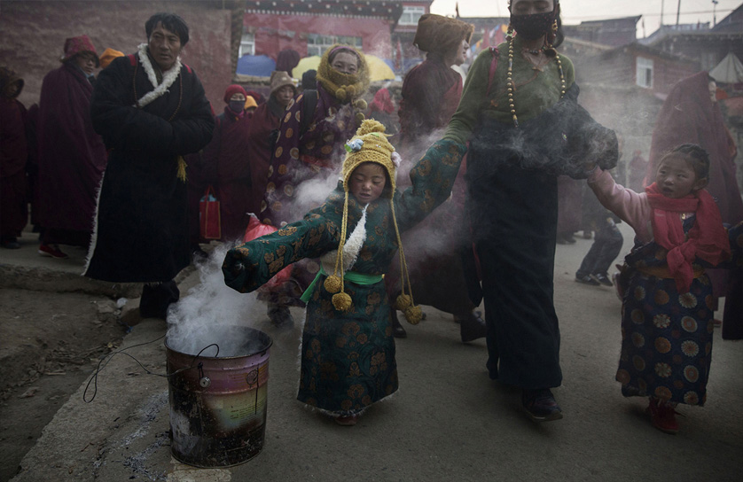 8_Tibetan-Buddhists-Treeless-valley