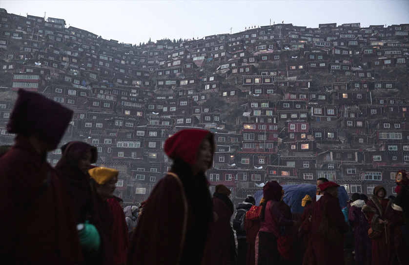 9_Tibetan-Buddhists-Treeless-valley