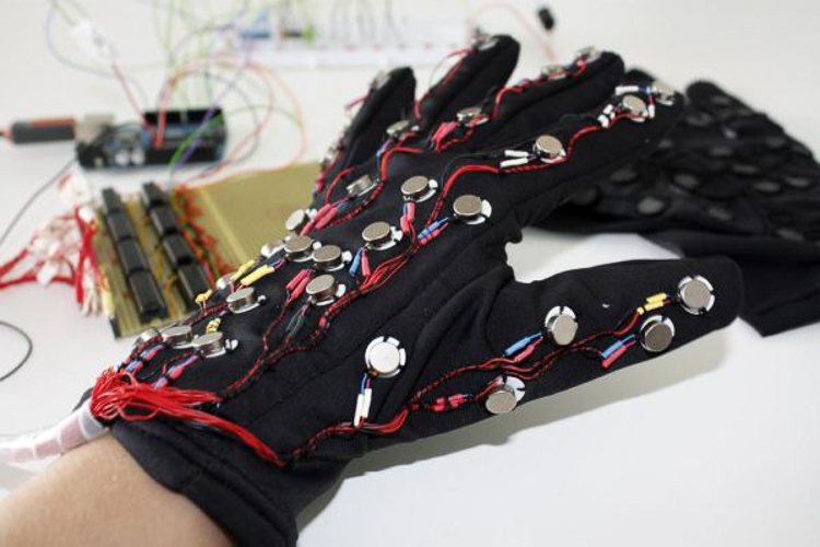 2_deaf-blind gloves