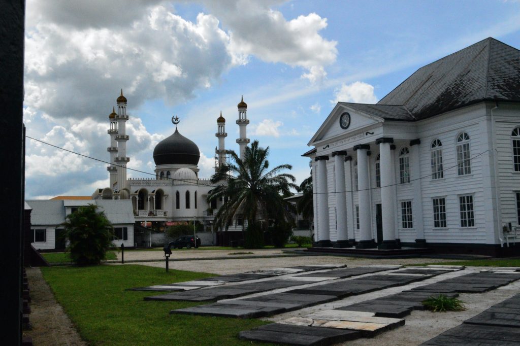 Neveh Shalom Synagogue and the Surinaamse Islamitische Vereniging mosque along Keizer Straat.
